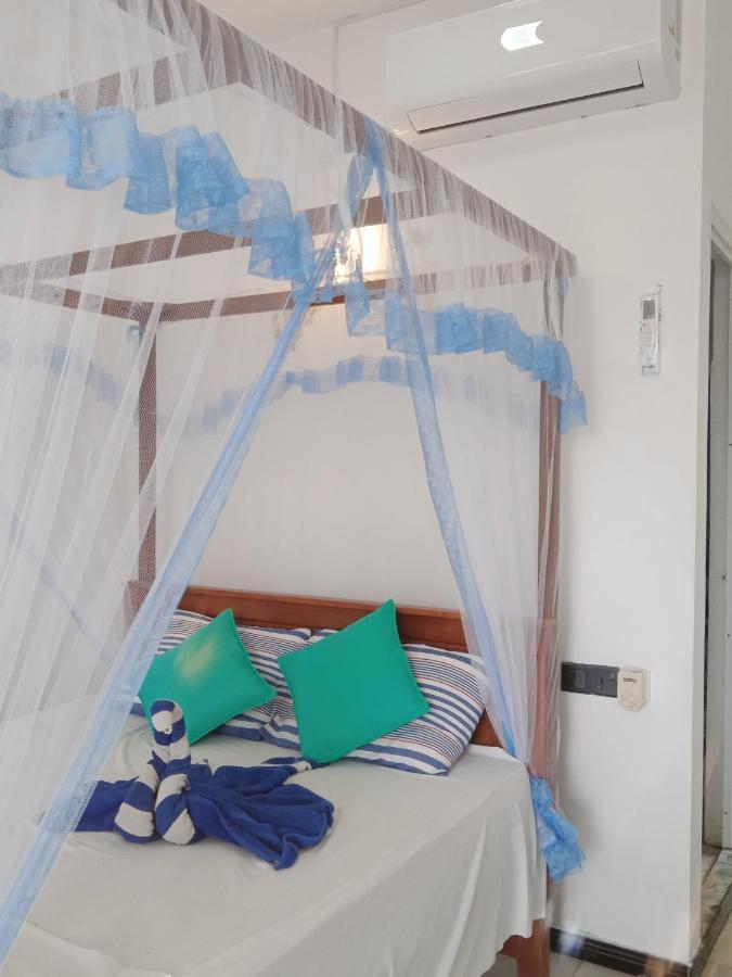 Moon Light Guest Bed & Breakfast Mirissa Bagian luar foto