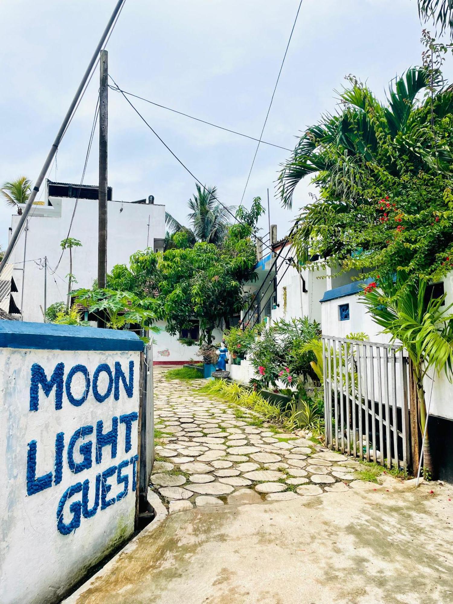 Moon Light Guest Bed & Breakfast Mirissa Bagian luar foto