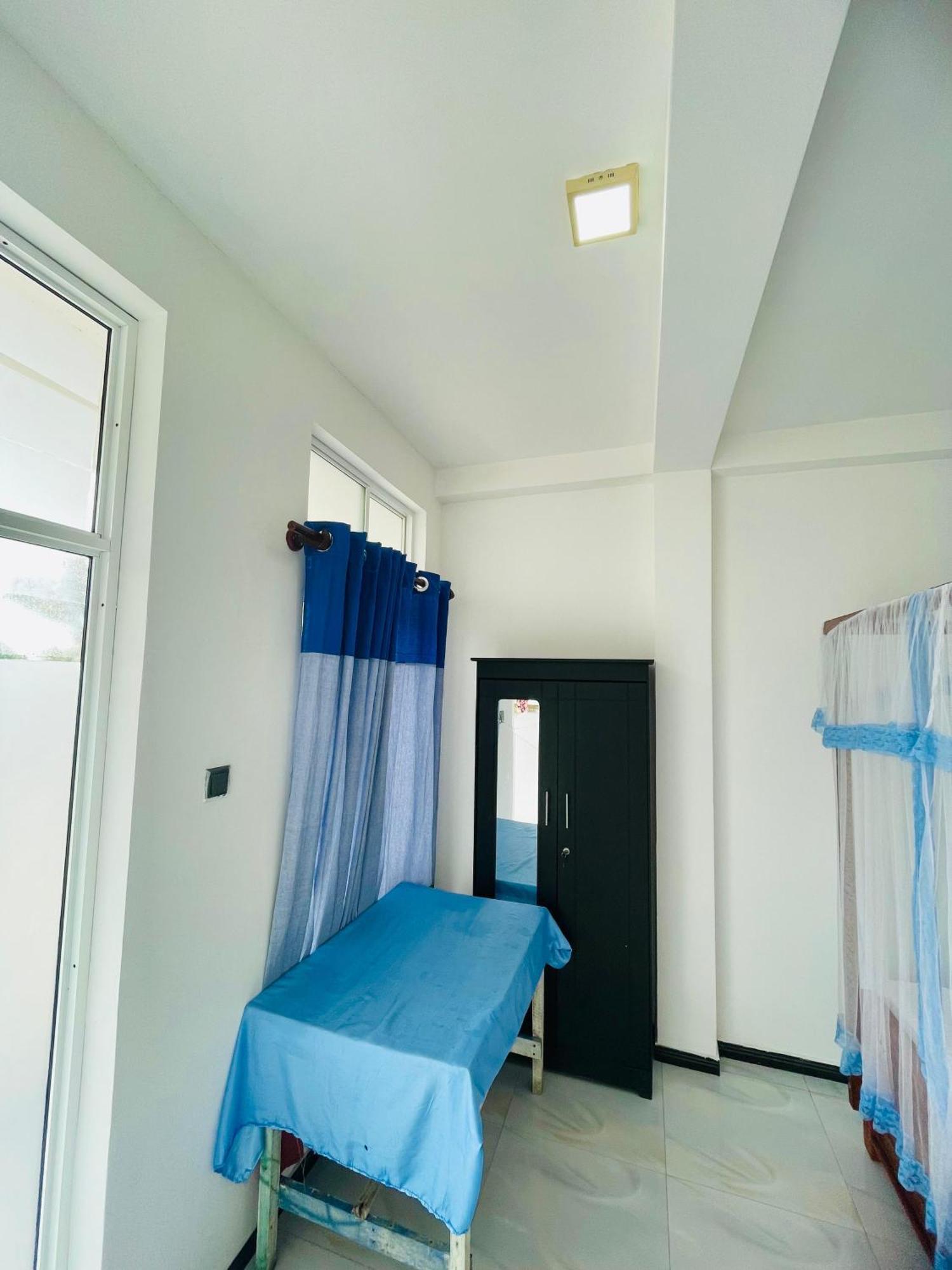 Moon Light Guest Bed & Breakfast Mirissa Bagian luar foto