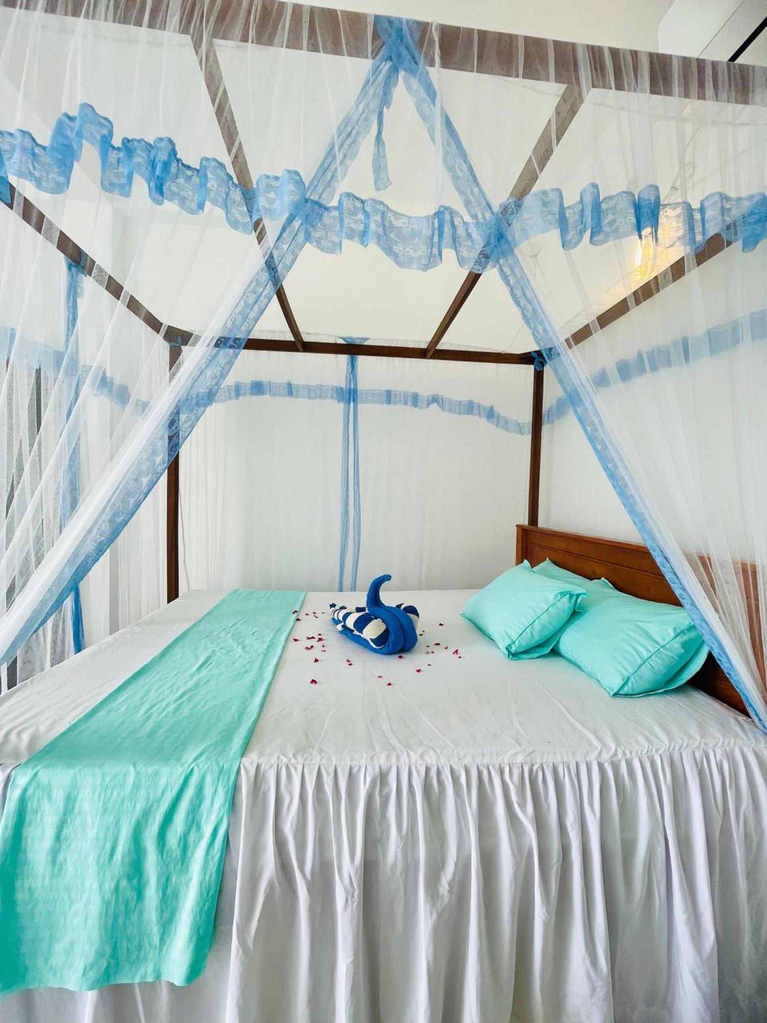 Moon Light Guest Bed & Breakfast Mirissa Bagian luar foto