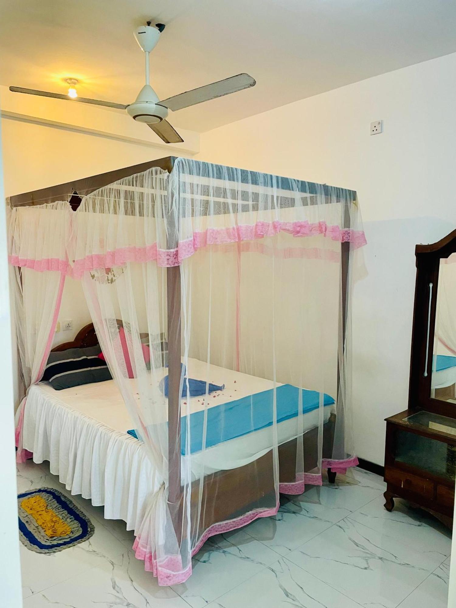 Moon Light Guest Bed & Breakfast Mirissa Bagian luar foto