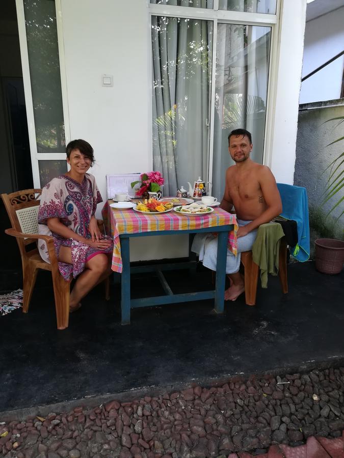 Moon Light Guest Bed & Breakfast Mirissa Bagian luar foto
