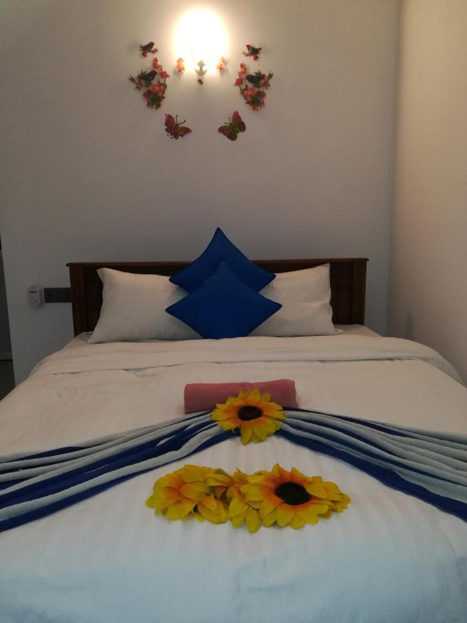 Moon Light Guest Bed & Breakfast Mirissa Bagian luar foto