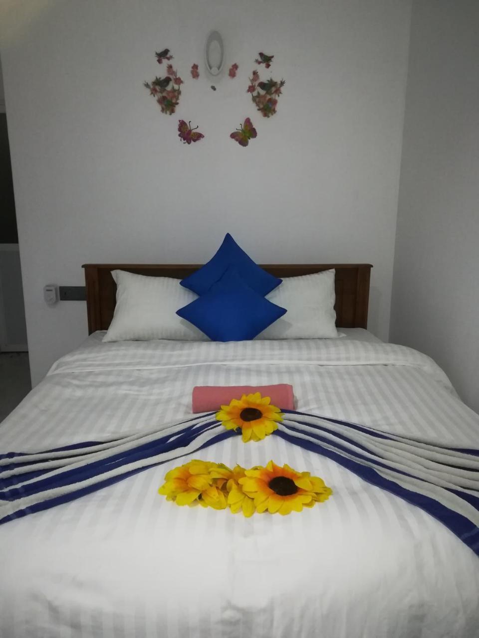 Moon Light Guest Bed & Breakfast Mirissa Bagian luar foto