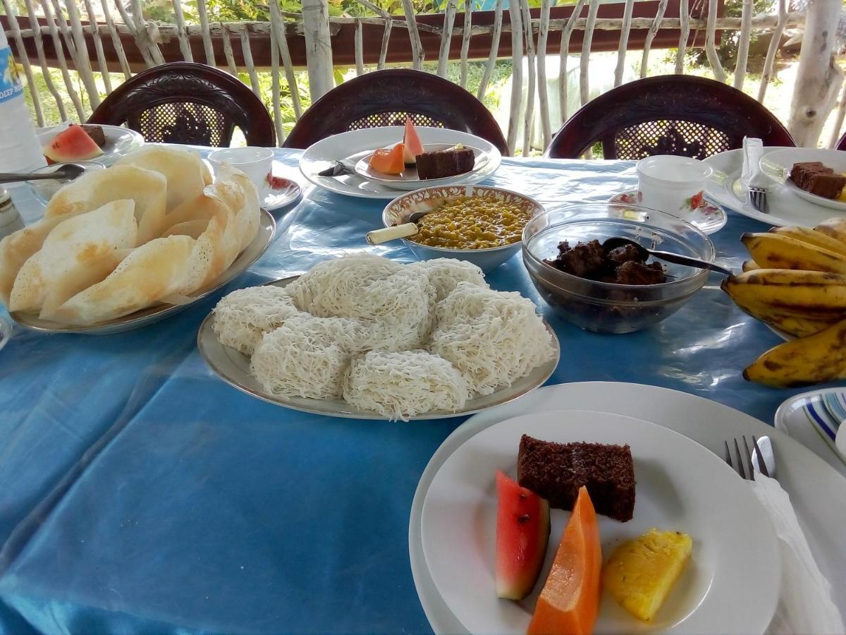 Moon Light Guest Bed & Breakfast Mirissa Bagian luar foto